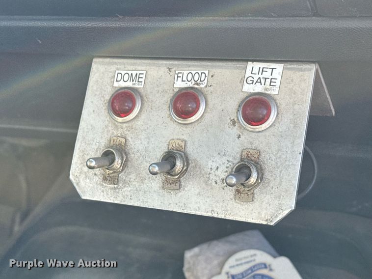 image for item DX3902 2000 Chevrolet C7500 refrigerated truck