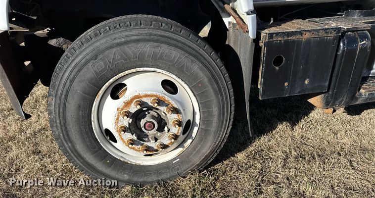 image for item DX3902 2000 Chevrolet C7500 refrigerated truck