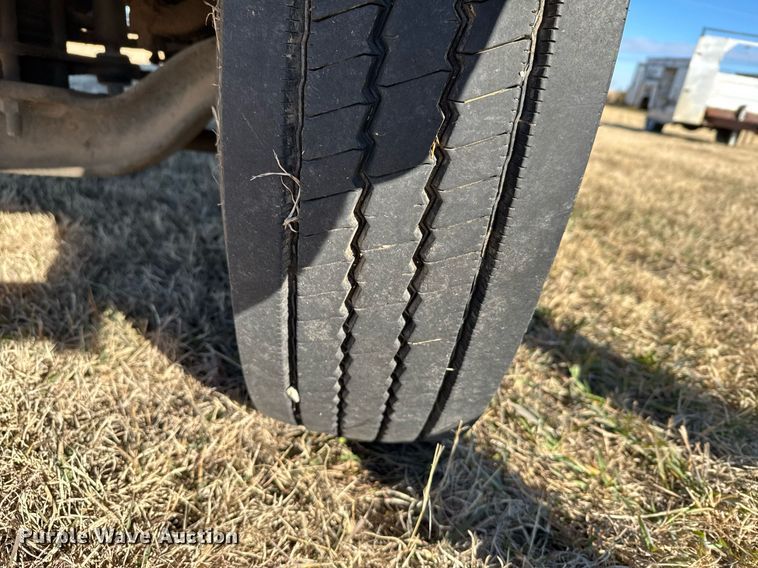 image for item DX3902 2000 Chevrolet C7500 refrigerated truck