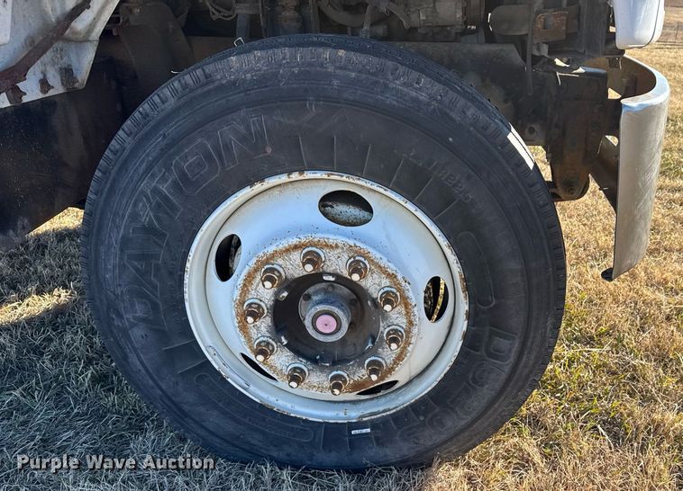 image for item DX3902 2000 Chevrolet C7500 refrigerated truck