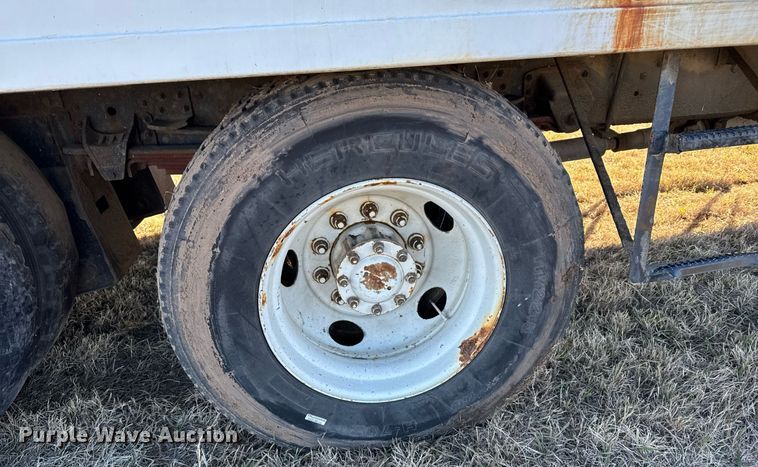 image for item DX3902 2000 Chevrolet C7500 refrigerated truck