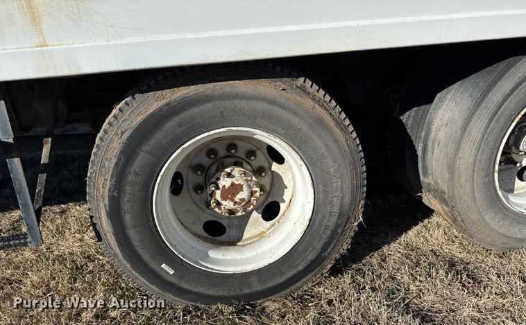 image for item DX3902 2000 Chevrolet C7500 refrigerated truck