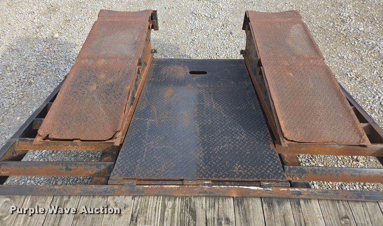 image for item EE7936 2009 Sure-Trac equipment trailer