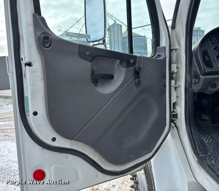 image for item EG7037 2011 Freightliner Buisness Class M2 refuse truck