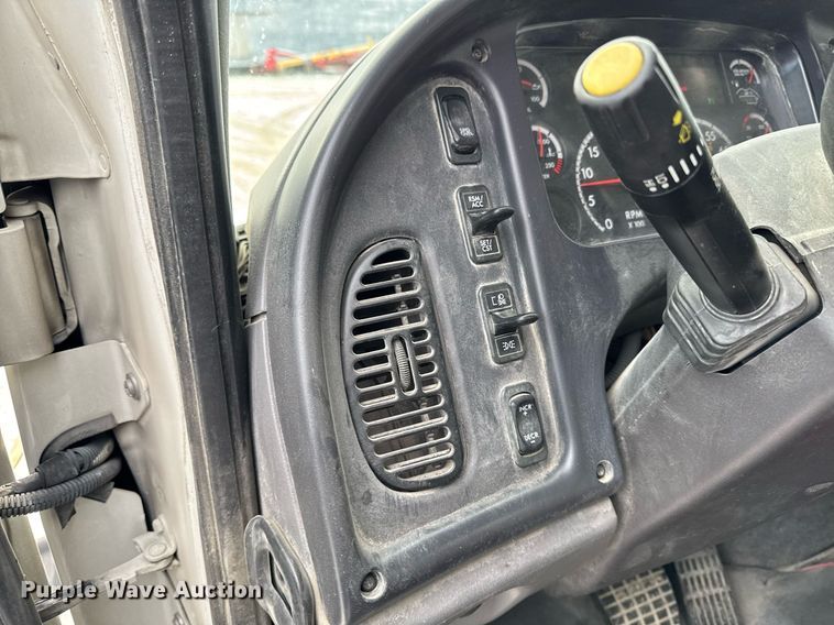 image for item EG7037 2011 Freightliner Buisness Class M2 refuse truck