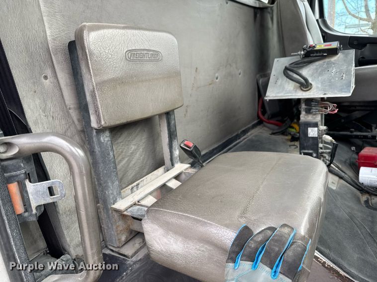 image for item EG7037 2011 Freightliner Buisness Class M2 refuse truck