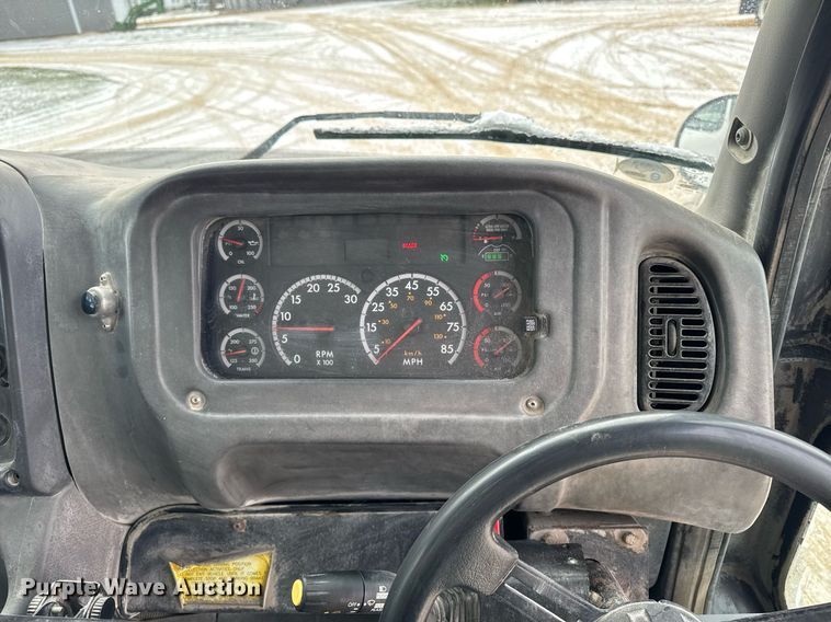 image for item EG7037 2011 Freightliner Buisness Class M2 refuse truck