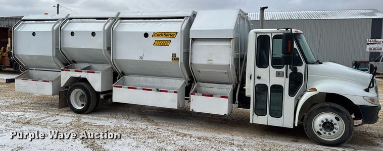 image for item EG7039 2006 International 4200 SBA 4x2 refuse truck