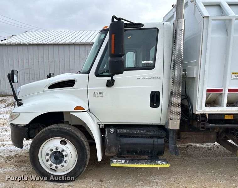 image for item EG7039 2006 International 4200 SBA 4x2 refuse truck