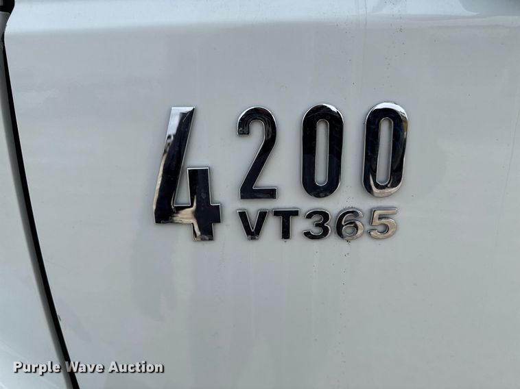 image for item EG7039 2006 International 4200 SBA 4x2 refuse truck