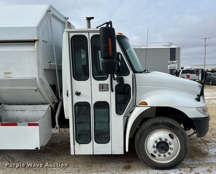 image for item EG7039 2006 International 4200 SBA 4x2 refuse truck