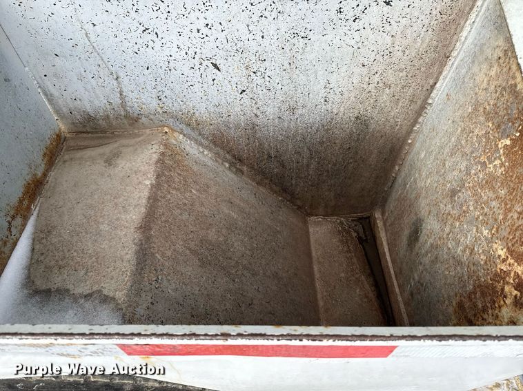 image for item EG7039 2006 International 4200 SBA 4x2 refuse truck