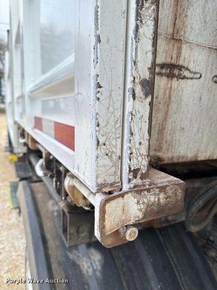 image for item EG7039 2006 International 4200 SBA 4x2 refuse truck