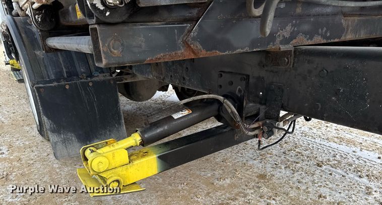 image for item EG7039 2006 International 4200 SBA 4x2 refuse truck