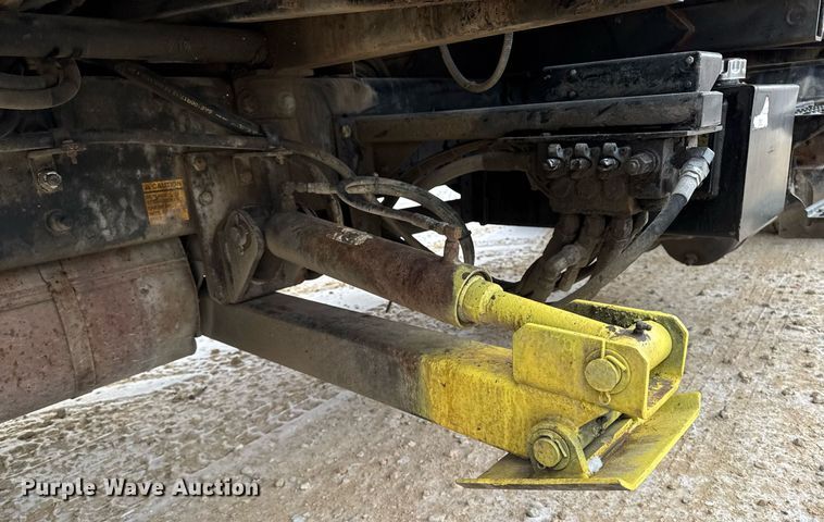 image for item EG7039 2006 International 4200 SBA 4x2 refuse truck