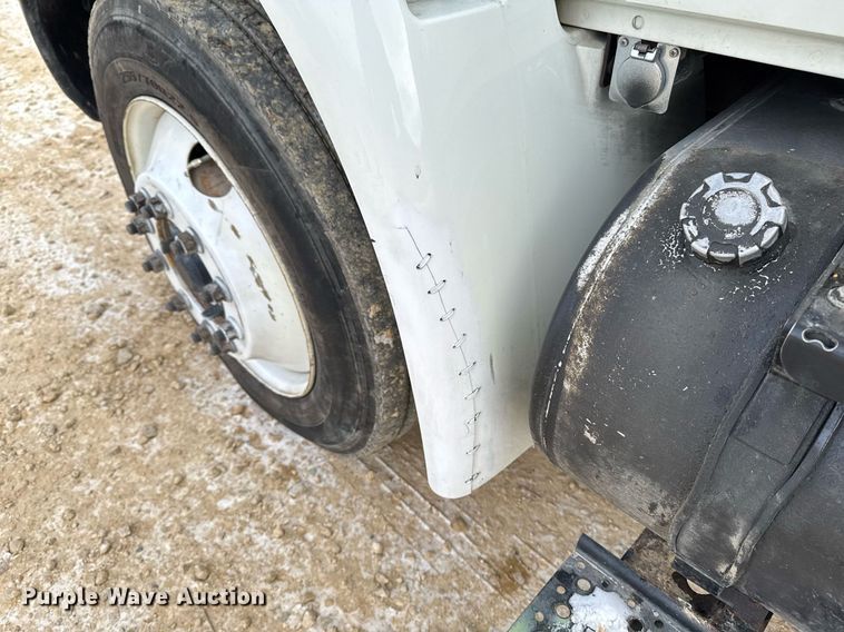 image for item EG7039 2006 International 4200 SBA 4x2 refuse truck