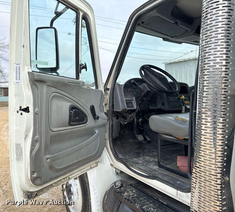 image for item EG7039 2006 International 4200 SBA 4x2 refuse truck