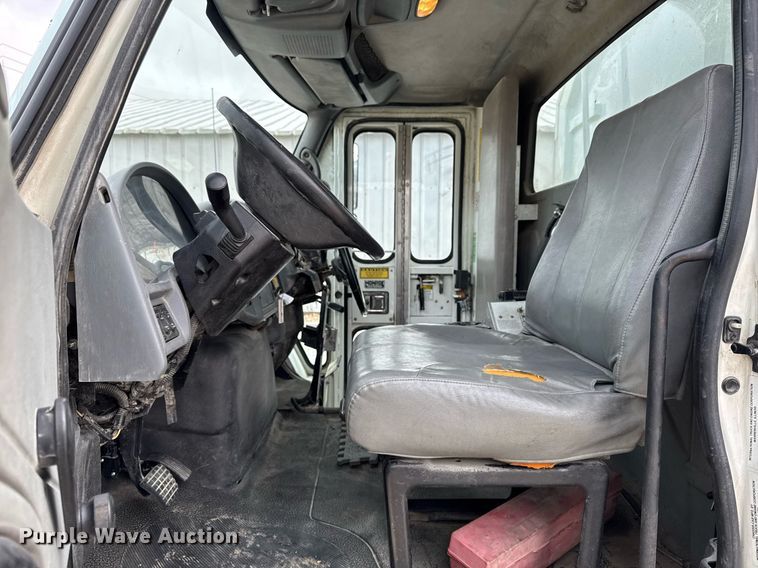 image for item EG7039 2006 International 4200 SBA 4x2 refuse truck