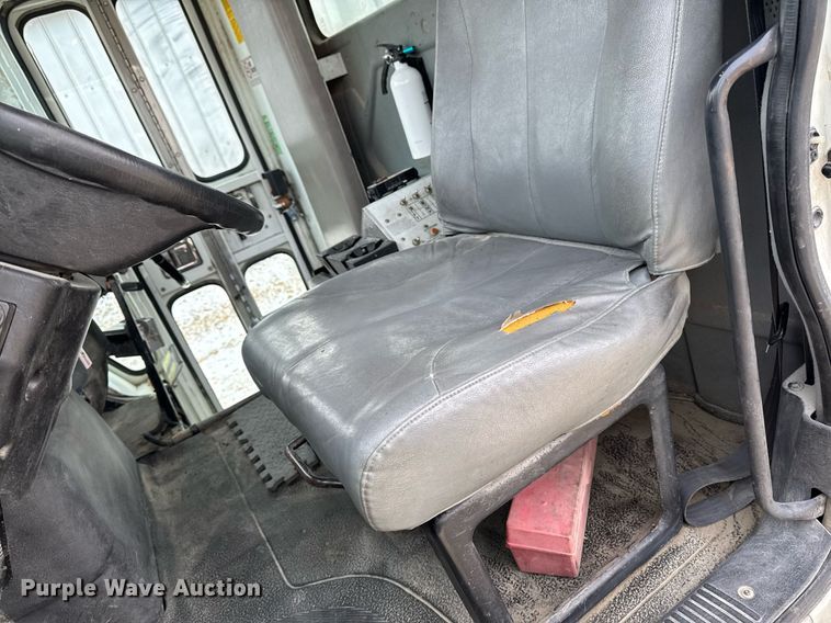 image for item EG7039 2006 International 4200 SBA 4x2 refuse truck