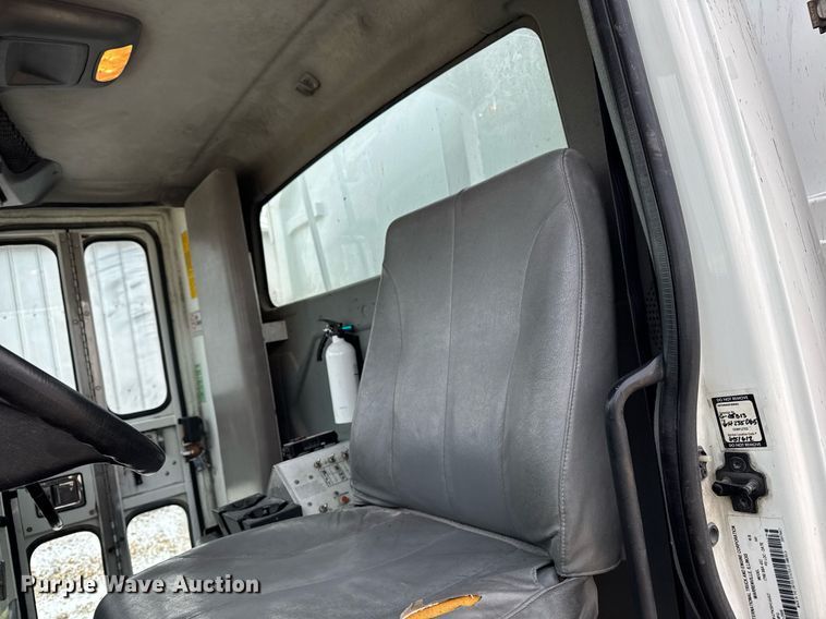 image for item EG7039 2006 International 4200 SBA 4x2 refuse truck