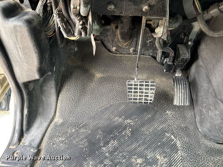 image for item EG7039 2006 International 4200 SBA 4x2 refuse truck