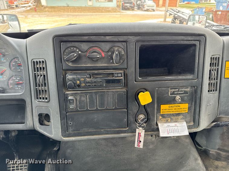 image for item EG7039 2006 International 4200 SBA 4x2 refuse truck