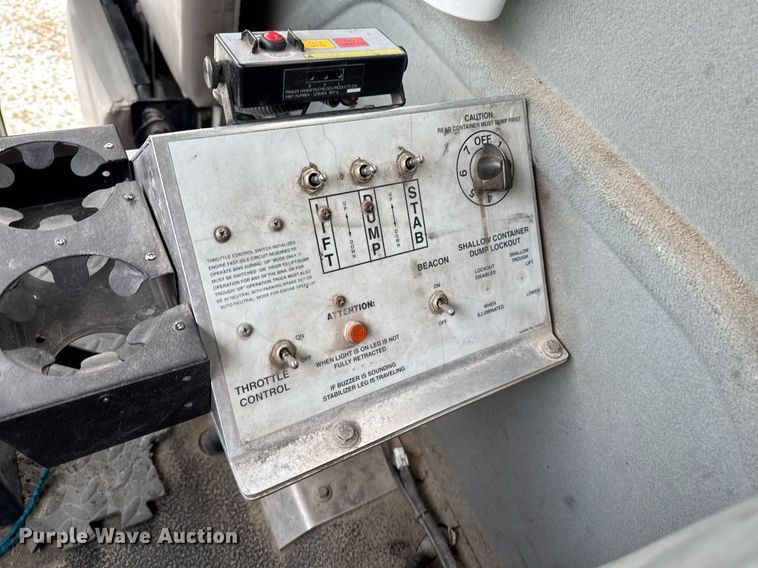 image for item EG7039 2006 International 4200 SBA 4x2 refuse truck