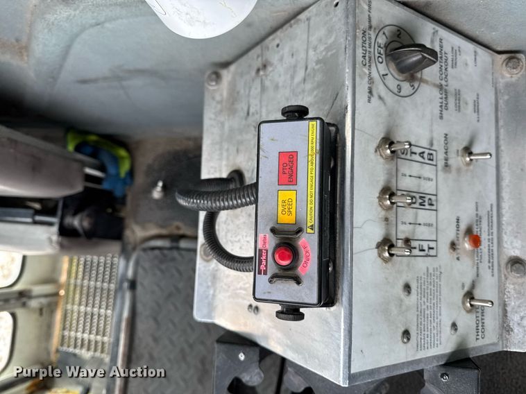 image for item EG7039 2006 International 4200 SBA 4x2 refuse truck