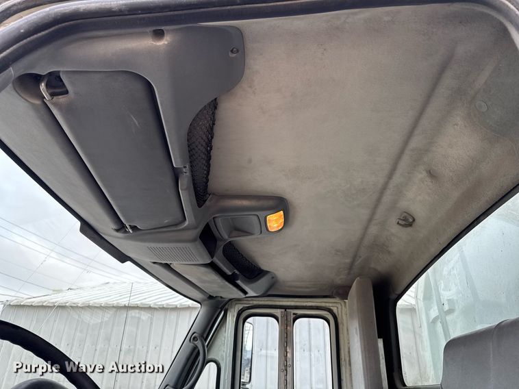 image for item EG7039 2006 International 4200 SBA 4x2 refuse truck