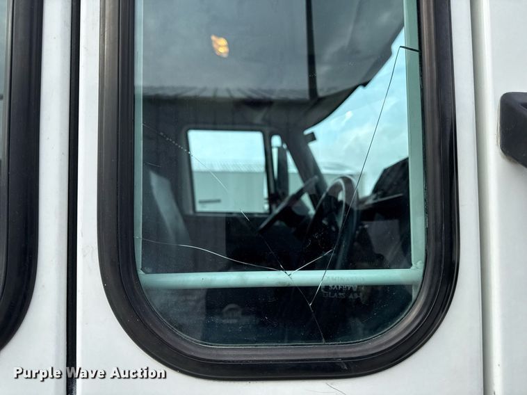 image for item EG7039 2006 International 4200 SBA 4x2 refuse truck