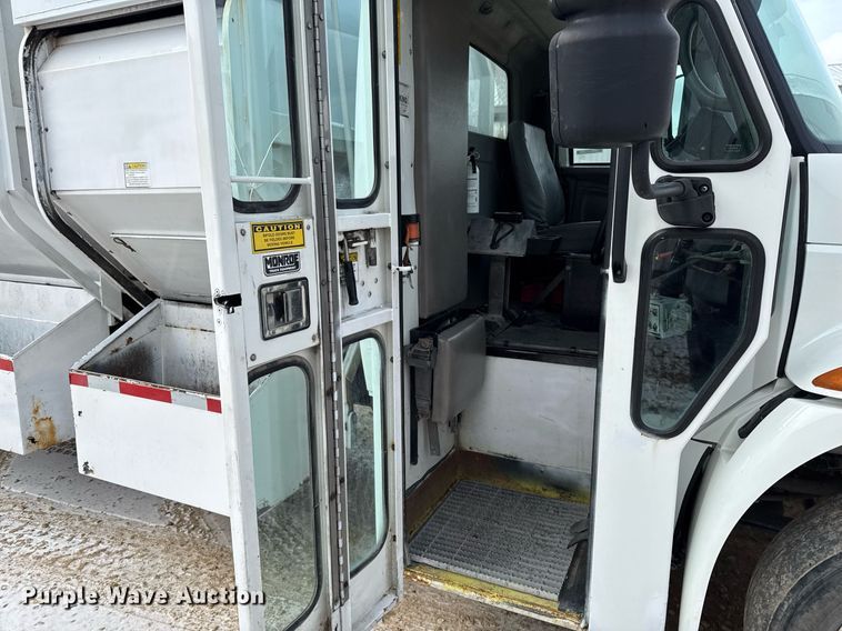 image for item EG7039 2006 International 4200 SBA 4x2 refuse truck