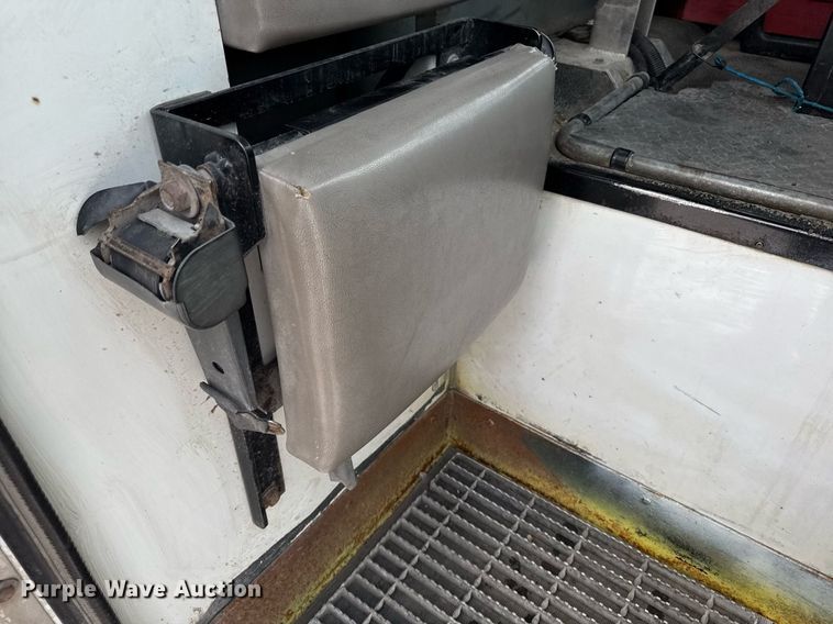 image for item EG7039 2006 International 4200 SBA 4x2 refuse truck