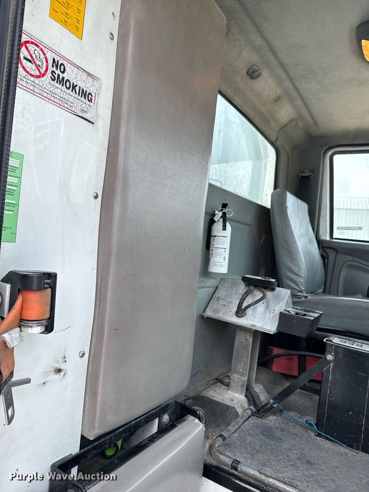 image for item EG7039 2006 International 4200 SBA 4x2 refuse truck