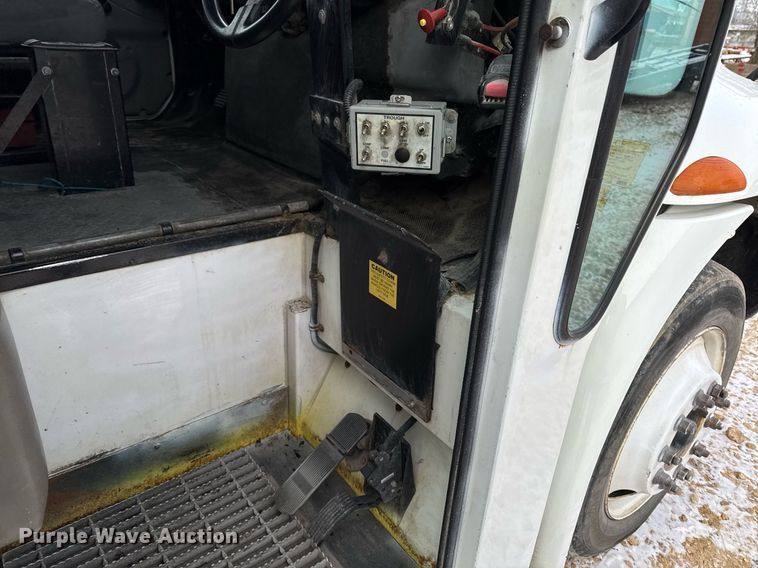 image for item EG7039 2006 International 4200 SBA 4x2 refuse truck