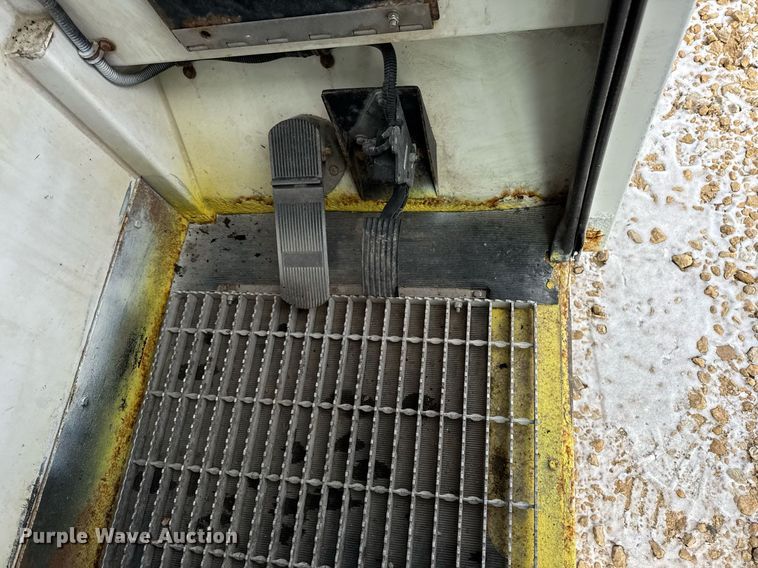 image for item EG7039 2006 International 4200 SBA 4x2 refuse truck