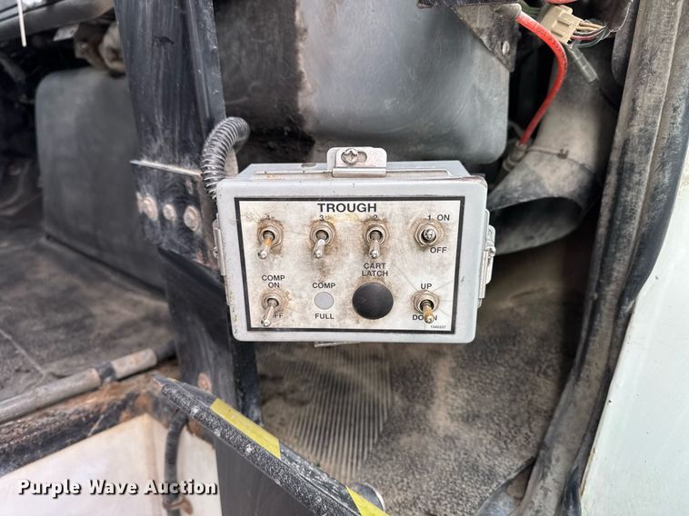 image for item EG7039 2006 International 4200 SBA 4x2 refuse truck