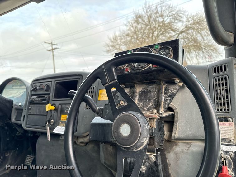 image for item EG7039 2006 International 4200 SBA 4x2 refuse truck