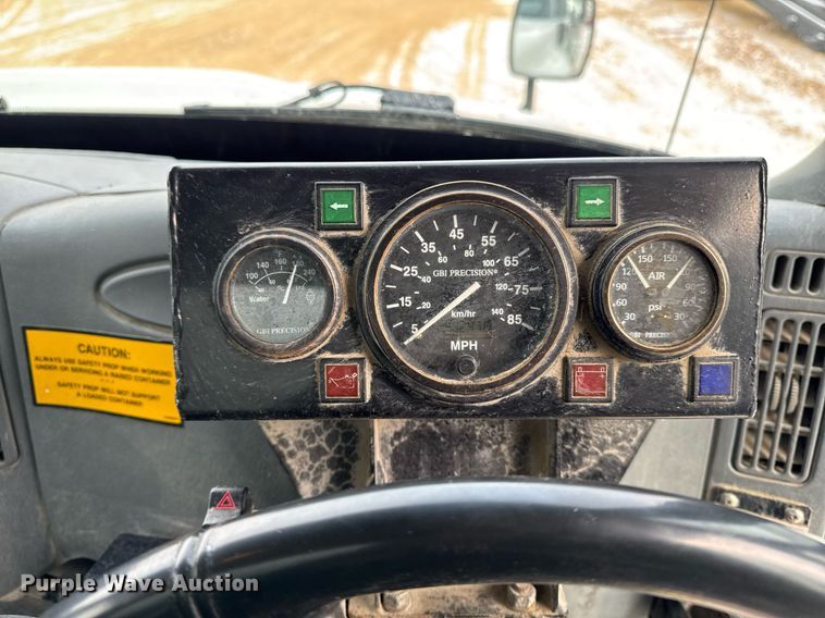 image for item EG7039 2006 International 4200 SBA 4x2 refuse truck