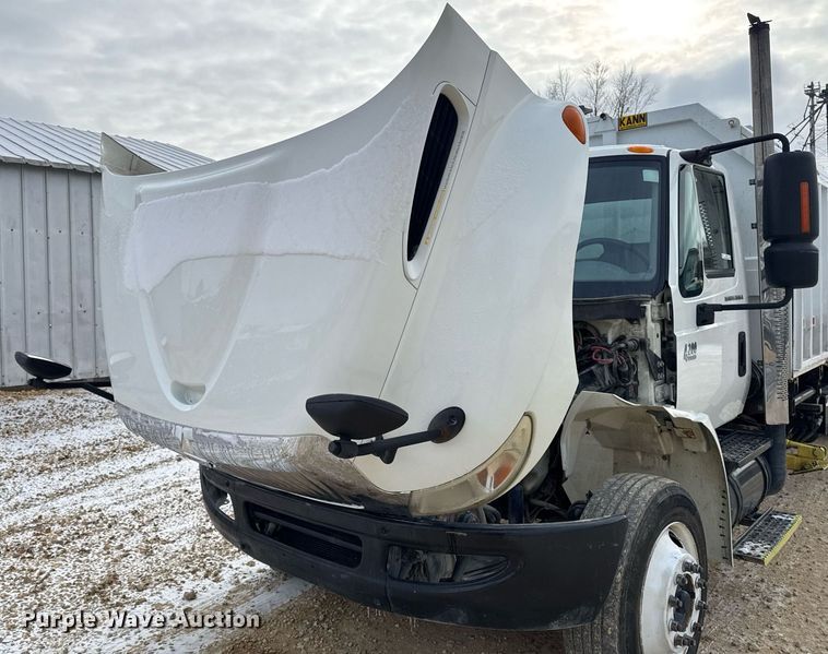 image for item EG7039 2006 International 4200 SBA 4x2 refuse truck