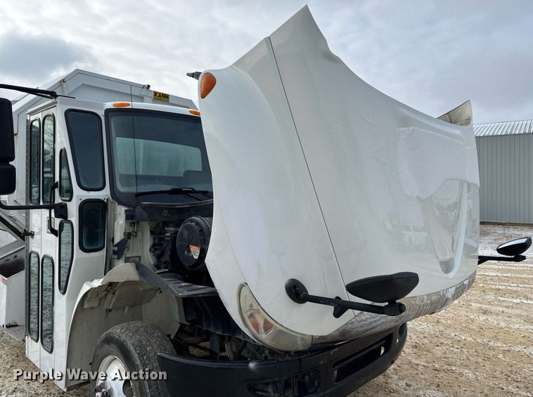 image for item EG7039 2006 International 4200 SBA 4x2 refuse truck