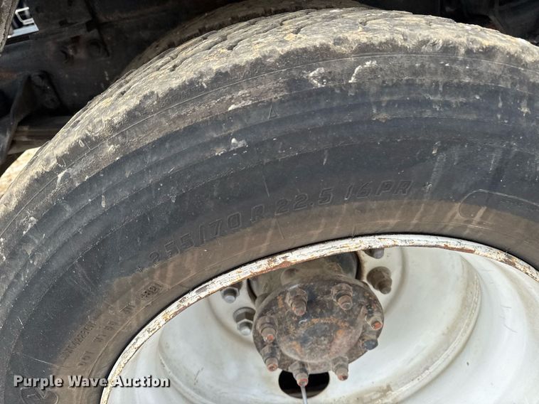 image for item EG7039 2006 International 4200 SBA 4x2 refuse truck