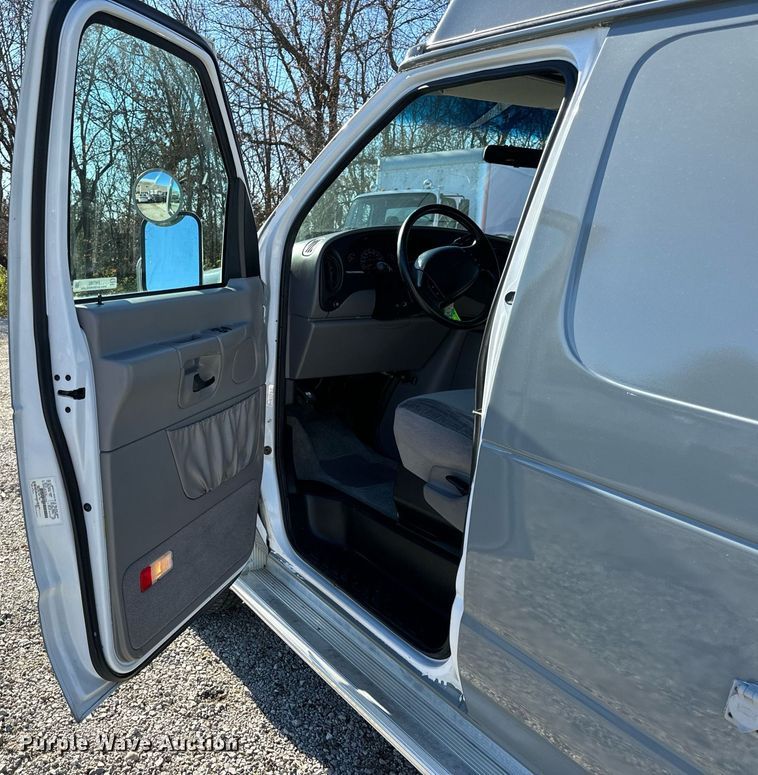 image for item EH7392 1997 Ford ambulance