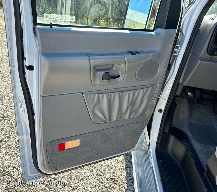 image for item EH7392 1997 Ford ambulance