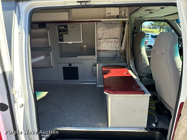 image for item EH7392 1997 Ford ambulance