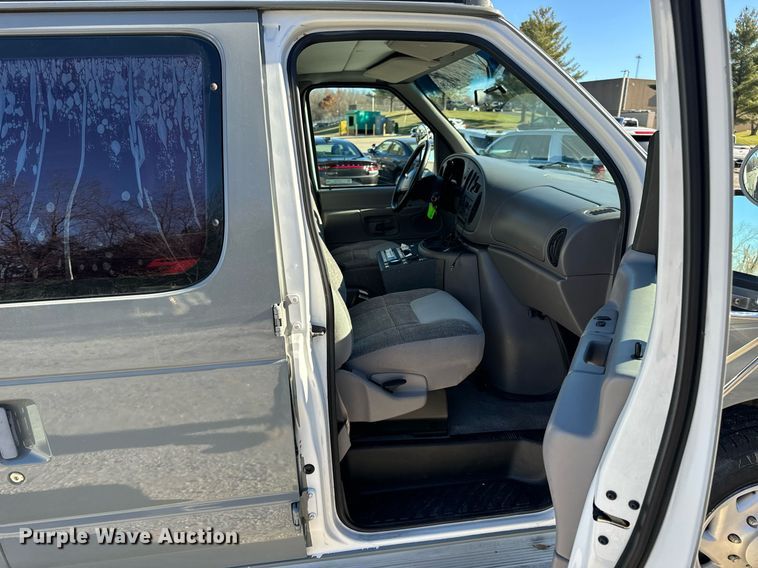 image for item EH7392 1997 Ford ambulance