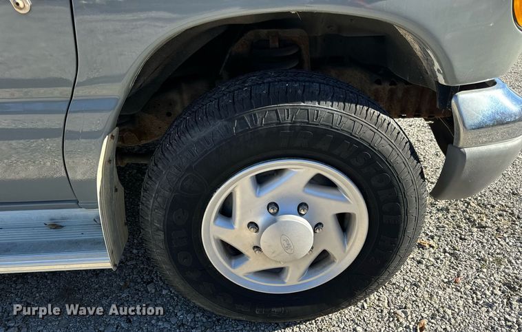 image for item EH7392 1997 Ford ambulance