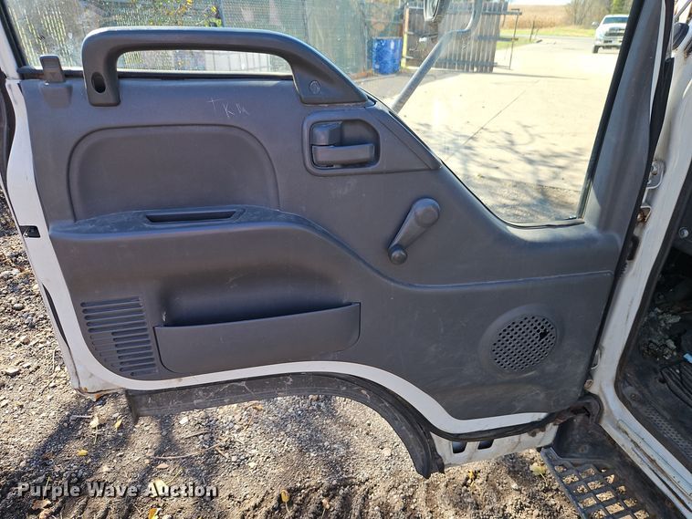 image for item EI8532 2002 Isuzu  NPR flatbed truck