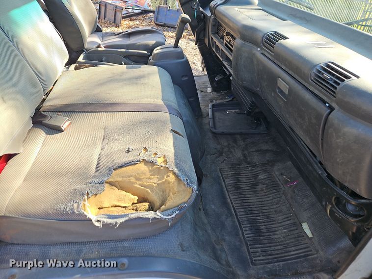 image for item EI8532 2002 Isuzu  NPR flatbed truck