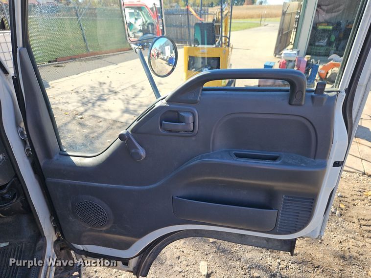 image for item EI8532 2002 Isuzu  NPR flatbed truck