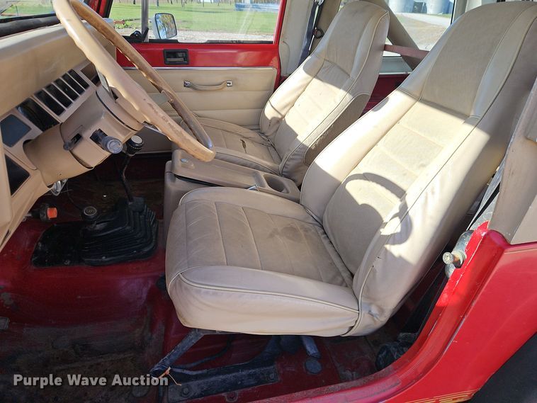 image for item EI8606 1990 Jeep Wrangler SUV